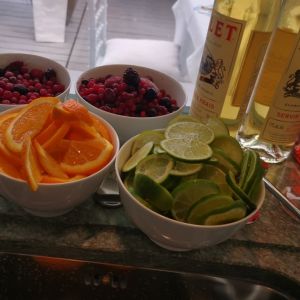 Schalen mit Früchten zur Herstellung von Cocktails