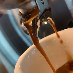 Espresso läuft in Kaffeetasse