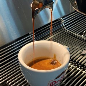 Espresso läuft in Espressotasse