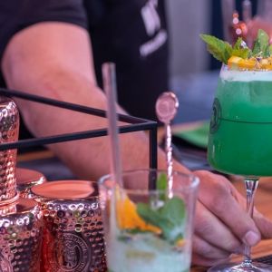 grünfarbener Cocktail wird serviert