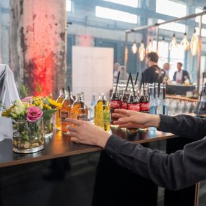 Bar mit vorbereiteten Getränkeflschen bei einem Business Event