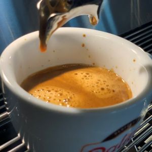 frisch gebrühter Espresso in Tasse