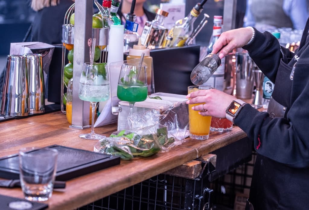 Barkeeperin mixed einen Cocktail an einer mobilen Bar