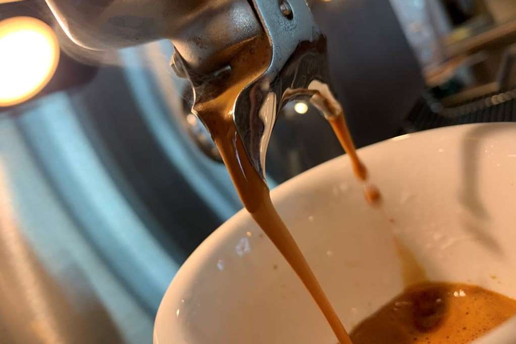 Espresso läuft in Kaffeetasse